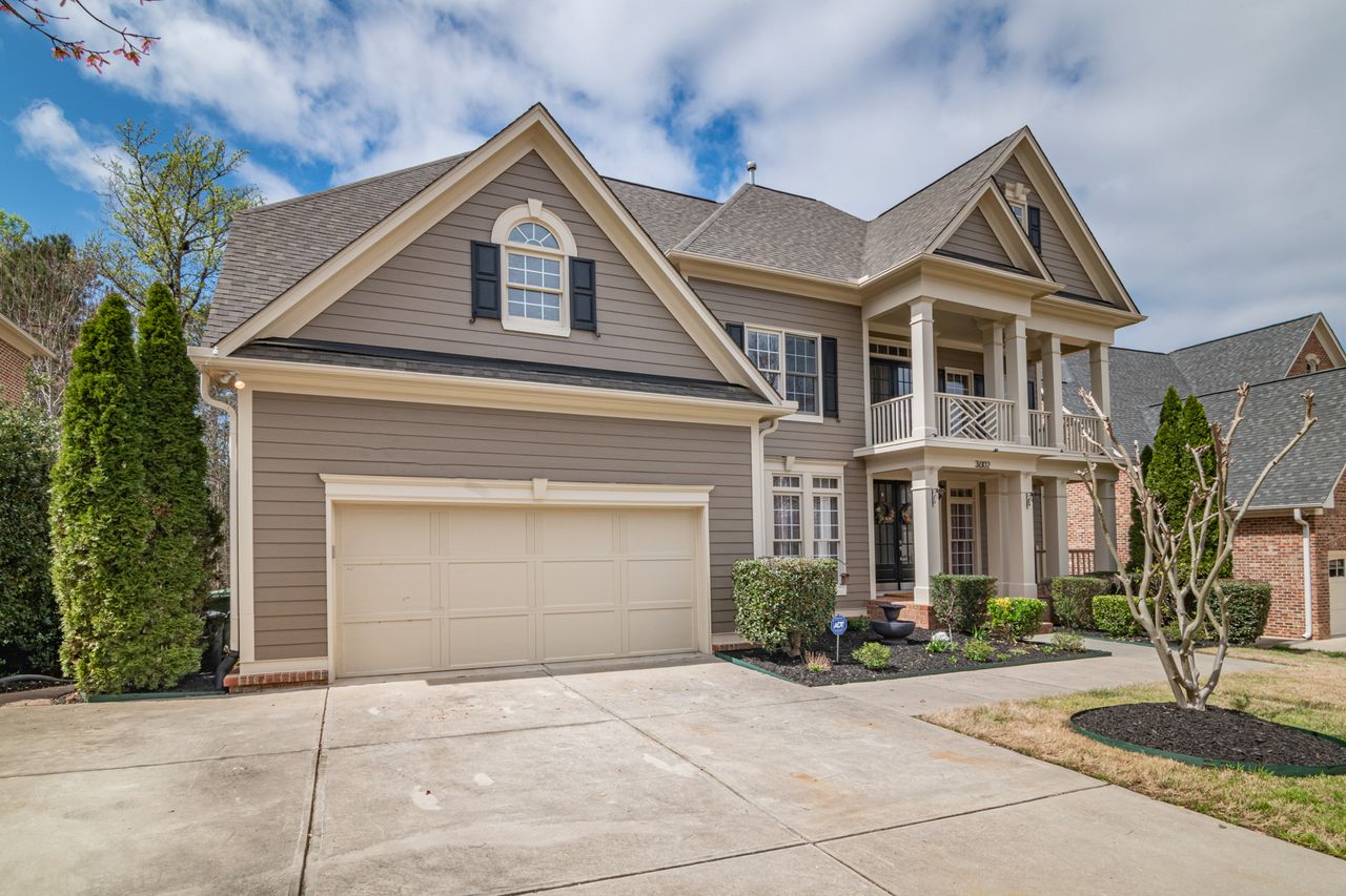 testimonials-img A beautiful suburban home with a spacious front garage and manicured lawns.